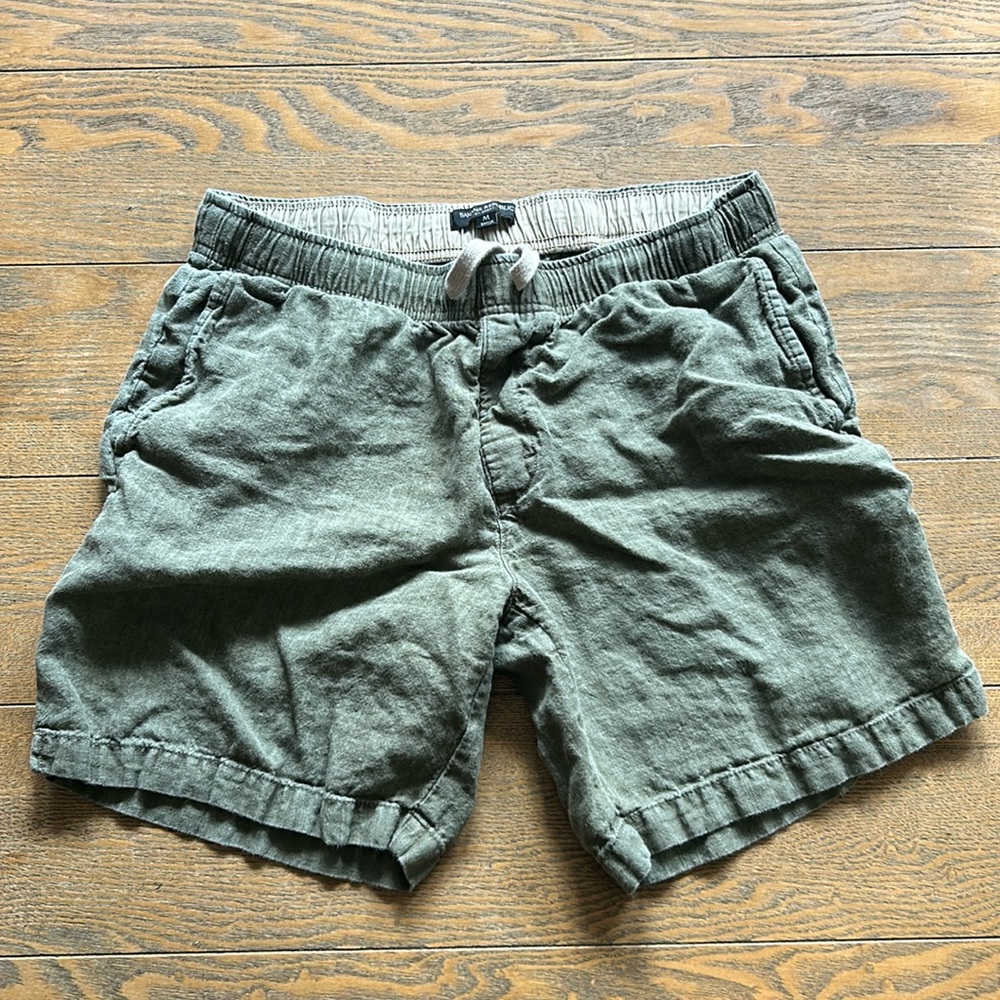 BANANA REPUBLIC - 8” Inseam Men’s Shorts - Medium